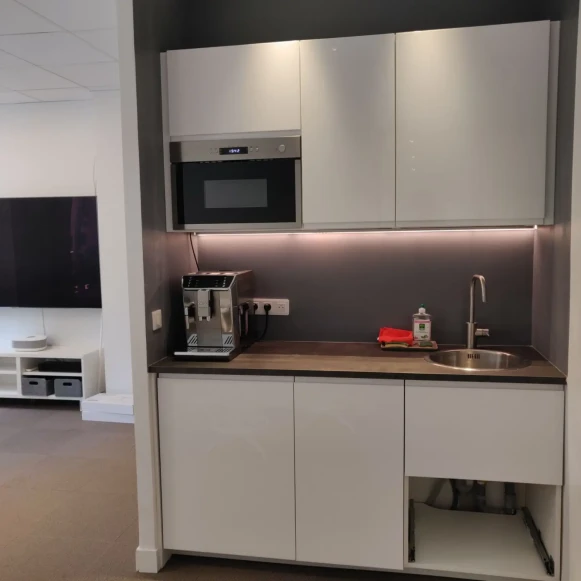 Bureau privé 15 m² 4 postes Coworking Rue de Turenne Paris 75004 - photo 4