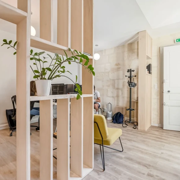 Bureau privé 30 m² 6 postes Location bureau Rue Judaïque Bordeaux 33000 - photo 2