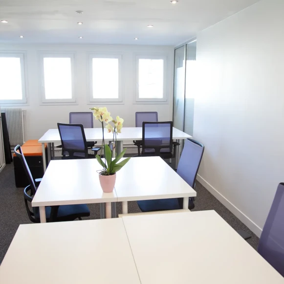 Bureau privé 47 m² 14 postes Coworking Boulevard Gambetta Issy-les-Moulineaux 92130 - photo 2