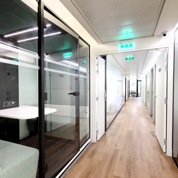 Bureau privé 29 m² 8 postes Coworking Rue de l'Abreuvoir Courbevoie 92400 - photo 5