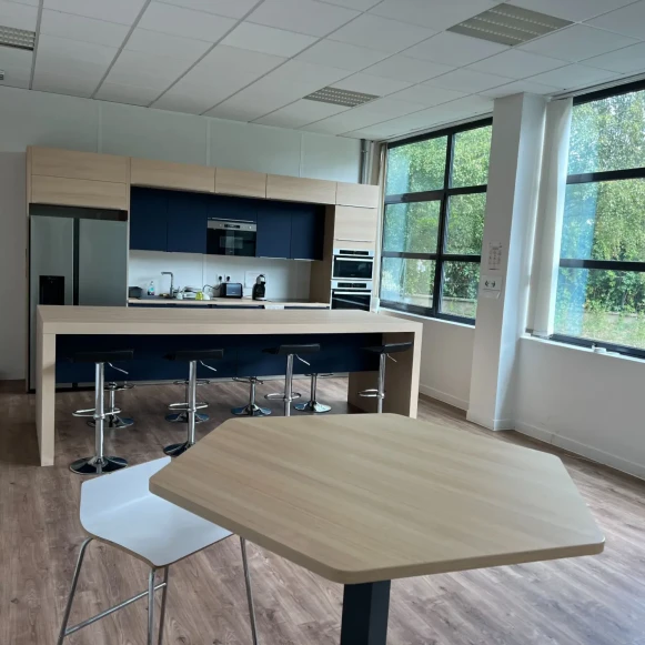 Bureau privé 22 m² 4 postes Coworking Square Benjamin Franklin Montigny-le-Bretonneux 78180 - photo 3