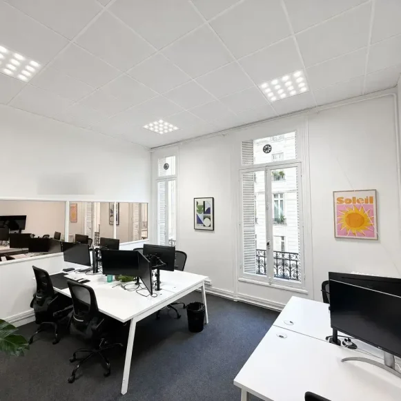 Bureau privé 16 m² 4 postes Location bureau Rue La Boétie Paris 75008 - photo 1