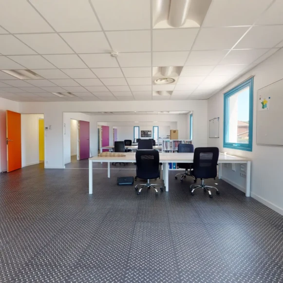 Bureau privé 20 m² 6 postes Coworking Rue de l'Industrie Saint-André-de-Corcy 01390 - photo 6