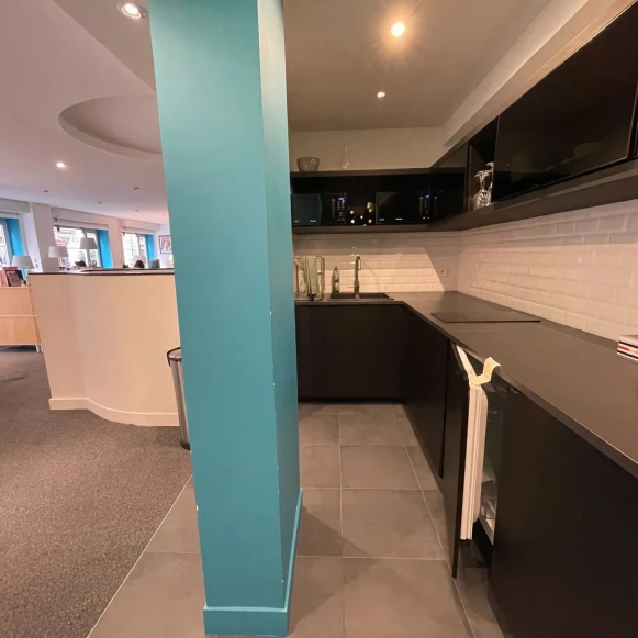 Bureau privé 9 m² 2 postes Coworking Cour des Petites Écuries Paris 75010 - photo 4