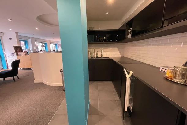 Open Space - 75010 - 10 postes - 450€