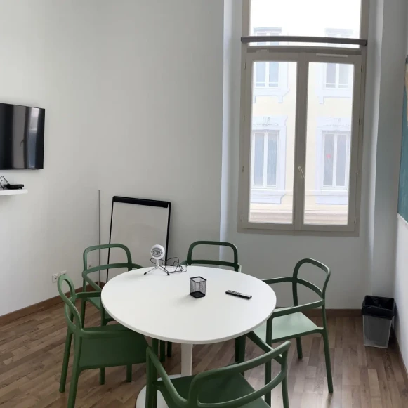 Bureau privé 12 m² 2 postes Coworking Rue Bailli de Suffren Marseille 13001 - photo 3