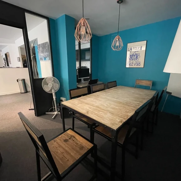 Bureau privé 9 m² 2 postes Coworking Cour des Petites Écuries Paris 75010 - photo 5