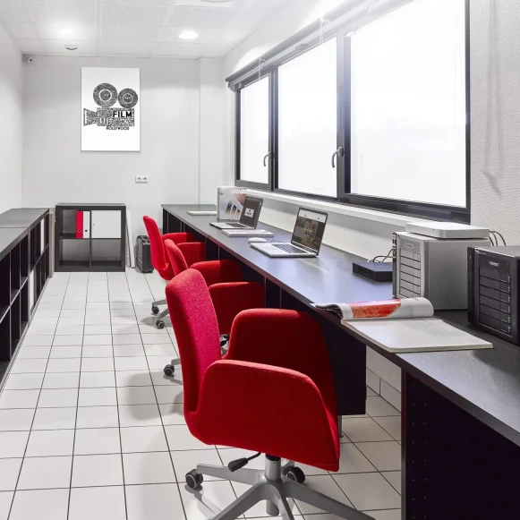 Bureau privé 14 m² 3 postes Coworking Rue Jacobi-Netter Strasbourg 67200 - photo 1