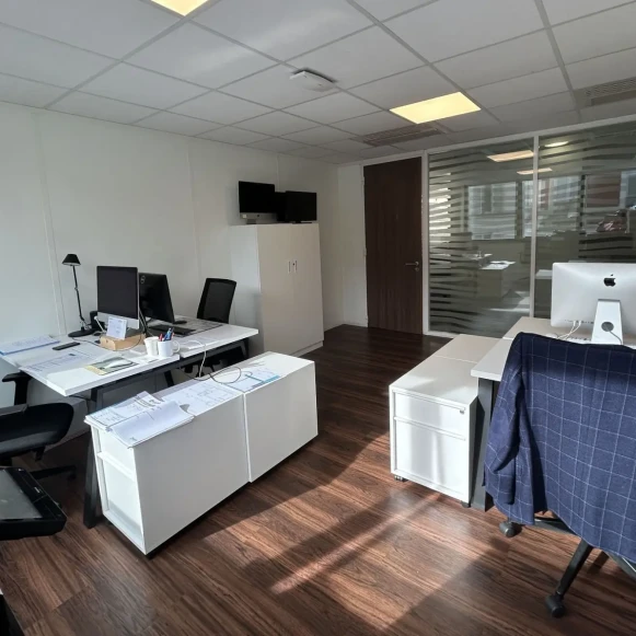 Bureau privé 38 m² 6 postes Coworking Boulevard Gouvion-Saint-Cyr Paris 75017 - photo 1