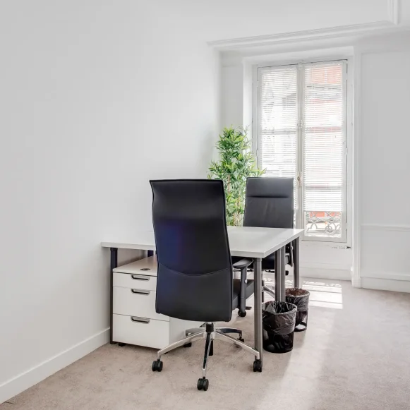 Bureau privé 14 m² 3 postes Location bureau Rue de Laborde Paris 75008 - photo 1