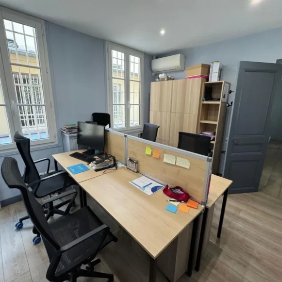 Bureau privé 13 m² 4 postes Location bureau Rue de Surène Paris 75008 - photo 1