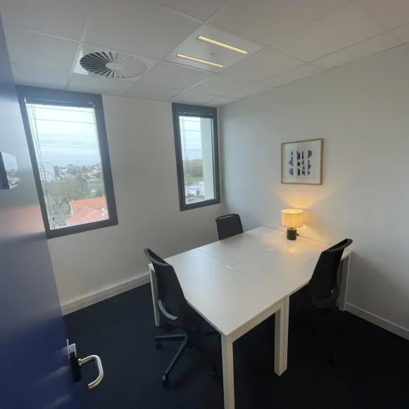 Bureau privé 7 m² 2 postes Coworking Rue James Joule Rezé 44400 - photo 1