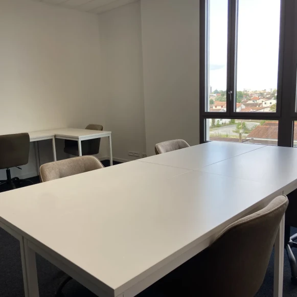 Bureau privé 19 m² 4 postes Coworking Rue Ferdinand Buisson Bègles 33130 - photo 3
