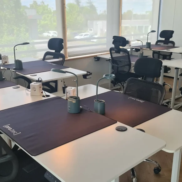 Bureau privé 18 m² 6 postes Coworking Avenue de Canteranne Pessac 33600 - photo 5