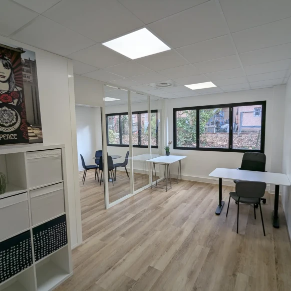 Bureau privé 39 m² 6 postes Location bureau Rue de la Gare Venelles 13770 - photo 1