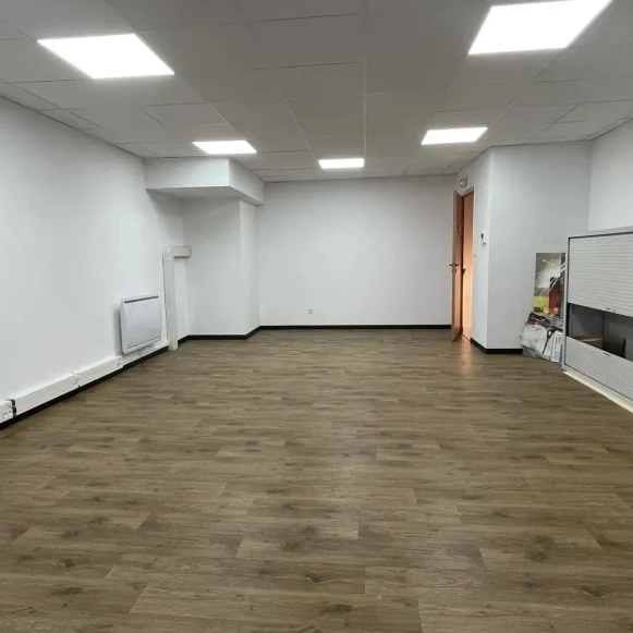 Bureau privé 54 m² 5 postes Location bureau Avenue Jean Lolive Pantin 93500 - photo 2