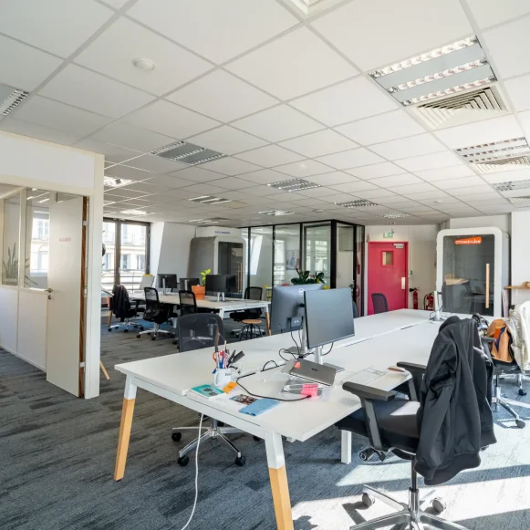 Bureau privé 132 m² 14 postes Location bureau Rue La Fayette Paris 75010 - photo 2