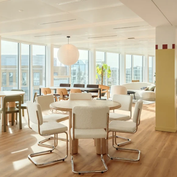 Bureau privé 25 m² 6 postes Coworking Rue du 8 Mai 1945 Clichy 92110 - photo 2