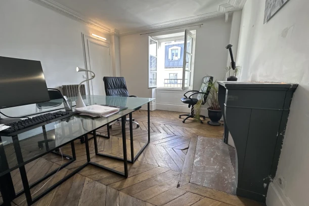 Bureau privé - 75010 - 3 postes - 990€