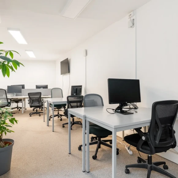 Bureau privé 75 m² 14 postes Location bureau Rue Saint-Fiacre Paris 75002 - photo 3