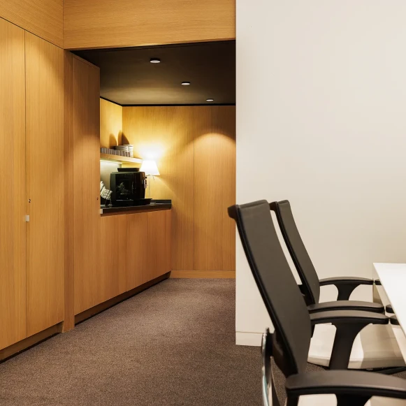 Bureau privé 20 m² 8 postes Location bureau Rue Quentin-Bauchart Paris 75008 - photo 7