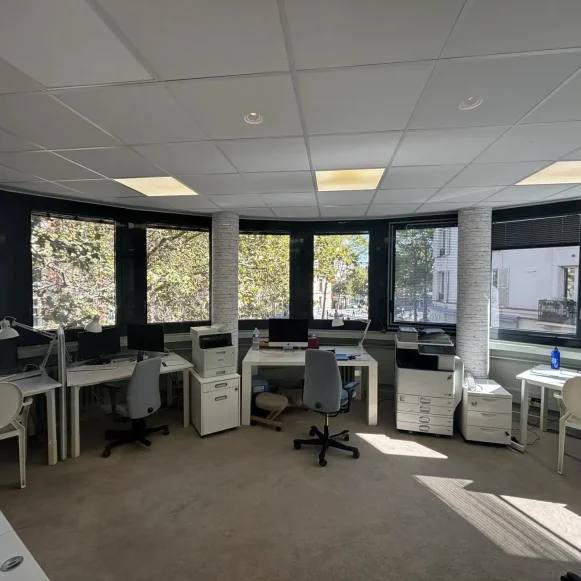 Bureau privé 26 m² 7 postes Location bureau Avenue de Villiers Paris 75017 - photo 1