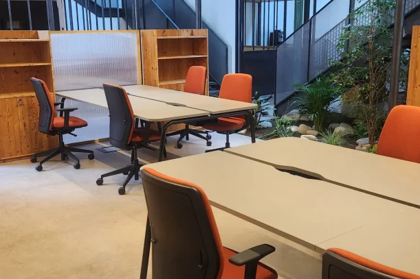 Open Space - 69230 - 18 postes - 265€