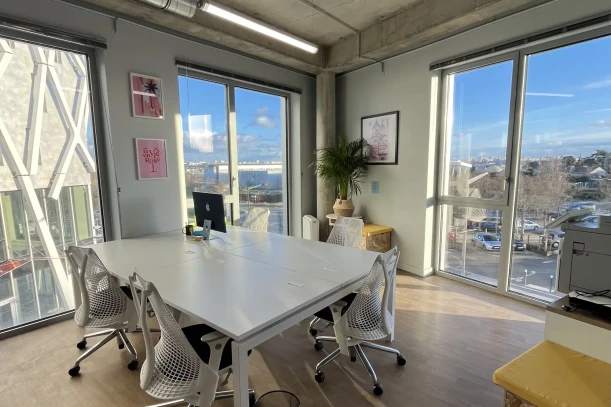 Open Space - 49100 - 1 poste - 249€