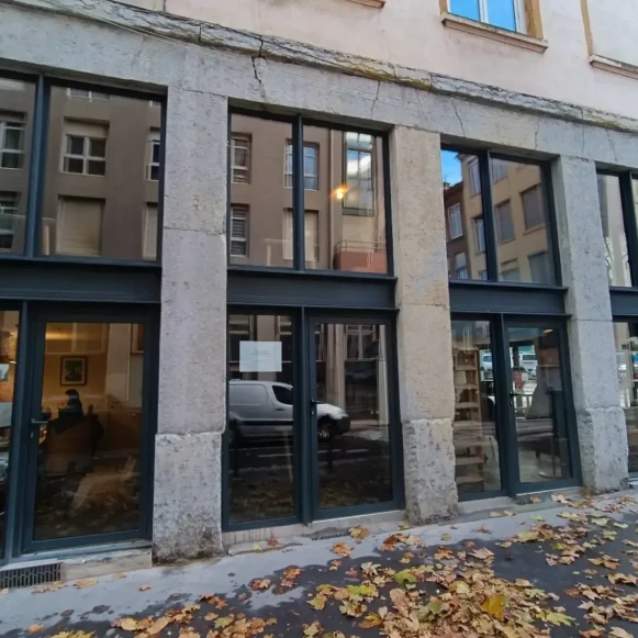 Bureau privé 30 m² 6 postes Coworking Rue de la Tour du Pin Lyon 69004 - photo 4