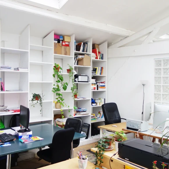 Bureau privé 25 m² 6 postes Coworking Rue Stephenson Paris 75018 - photo 2