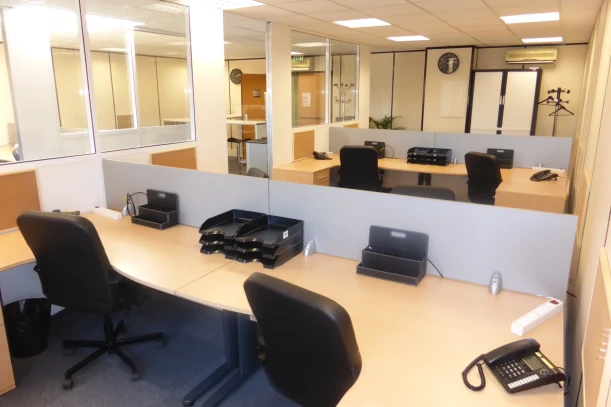 Open Space - 84120 - 16 postes - 249€