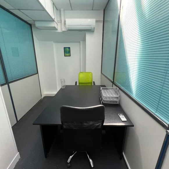 Bureau privé 12 m² 2 postes Coworking Rue Rabelais Montreuil 93100 - photo 1