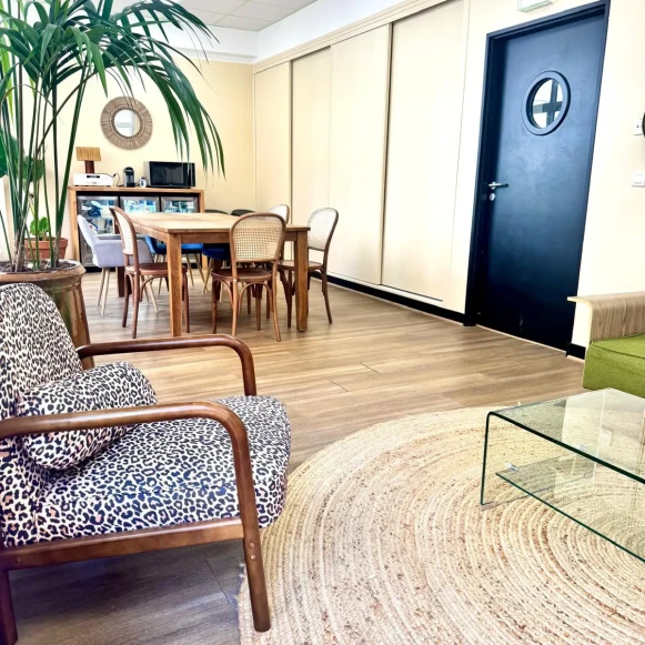 Bureau privé 19 m² 4 postes Location bureau Rue Mathurin Régnier Paris 75015 - photo 5