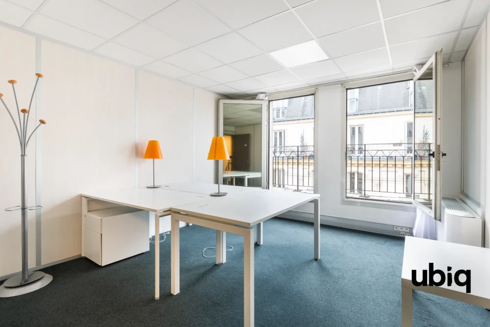 Bureau privé - 75010 - 3 postes - 2100€