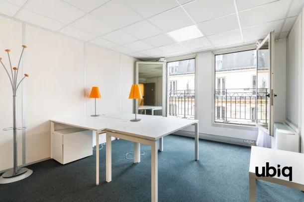 Bureau privé - 75010 - 3 postes - 2100€