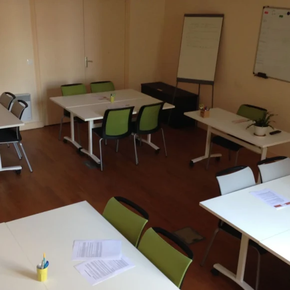 Bureau privé 32 m² 18 postes Coworking Rue Grosse Horloge Saint-Jean-d'Angély 17400 - photo 1