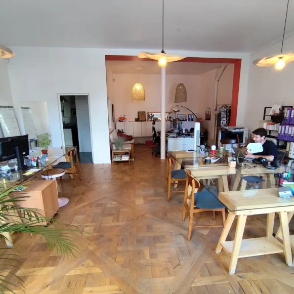 Espace indépendant 60 m² 9 postes Location bureau Cour des Petites Écuries Paris 75010 - photo 1