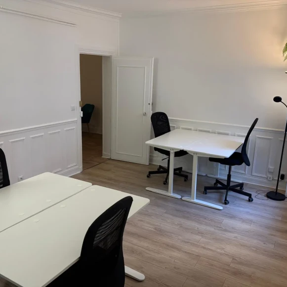 Bureau privé 50 m² 10 postes Location bureau Rue du Colisée Paris 75008 - photo 6