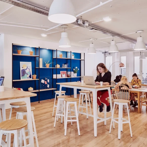 Bureau privé 17 m² 4 postes Coworking Rue de Sofia Paris 75018 - photo 5