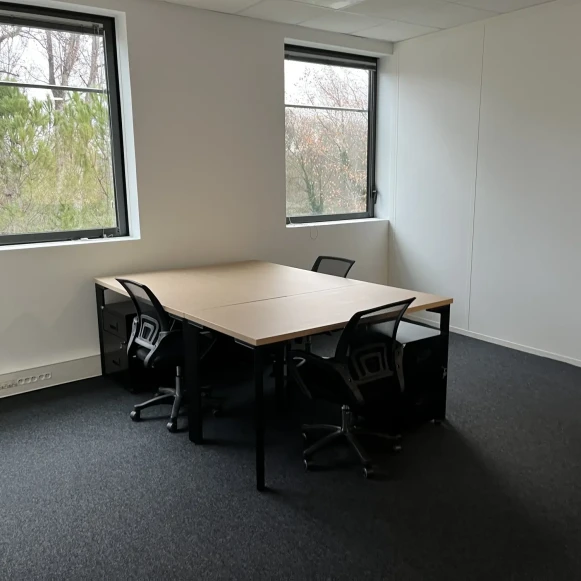 Bureau privé 18 m² 3 postes Coworking Rue Auguste Comté Aix-en-Provence 13290 - photo 1