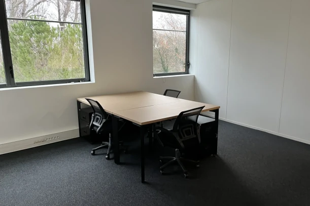 Bureau privé - 13290 - 3 postes - 1220€