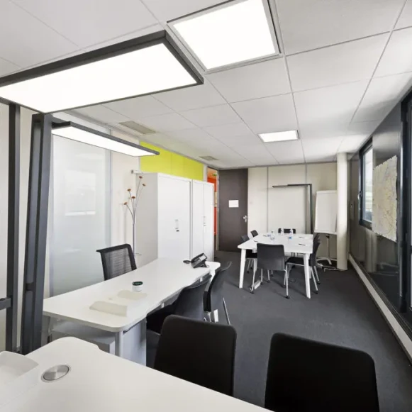Bureau privé 17 m² 3 postes Coworking Cours Charlemagne Lyon 69002 - photo 1