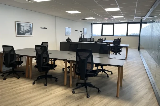 Open Space - 44800 - 20 postes - 4600€