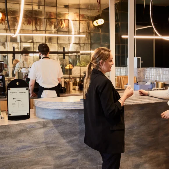 Bureau privé 18 m² 5 postes Coworking Rue Royale Paris 75008 - photo 3