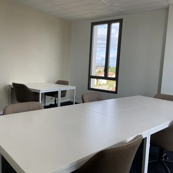 Bureau privé 22 m² 6 postes Coworking Rue Ferdinand Buisson Bègles 33130 - photo 2