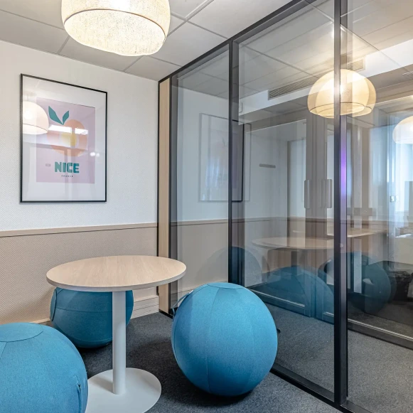 Bureau privé 13 m² 4 postes Coworking Rue de Rochechouart Paris 75009 - photo 4