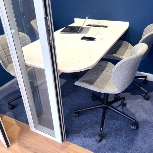 Bureau privé 12 m² 3 postes Coworking Avenue de Corinthe Marseille 13006 - photo 6