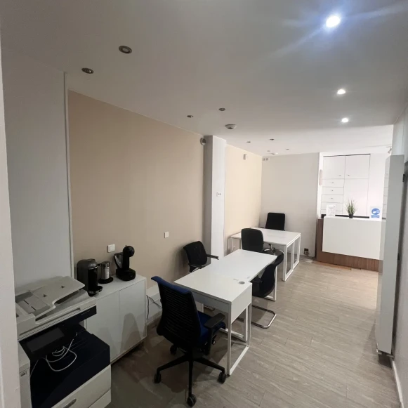 Bureau privé 14 m² 4 postes Location bureau Rue des Colonels Renard Paris 75017 - photo 4