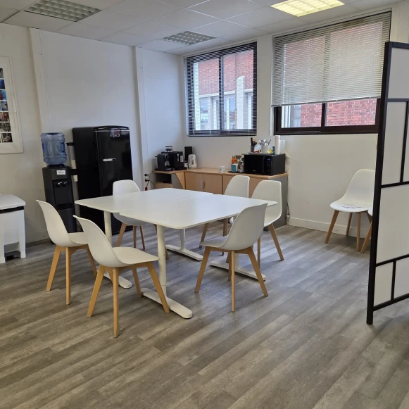 Bureau privé 12 m² 2 postes Location bureau Rue Avaulée Hauts-de-Seine 92240 - photo 2
