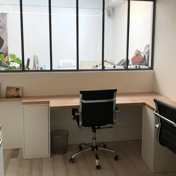 Bureau privé 20 m² 5 postes Coworking Rue de Sévigné Paris 75003 - photo 1